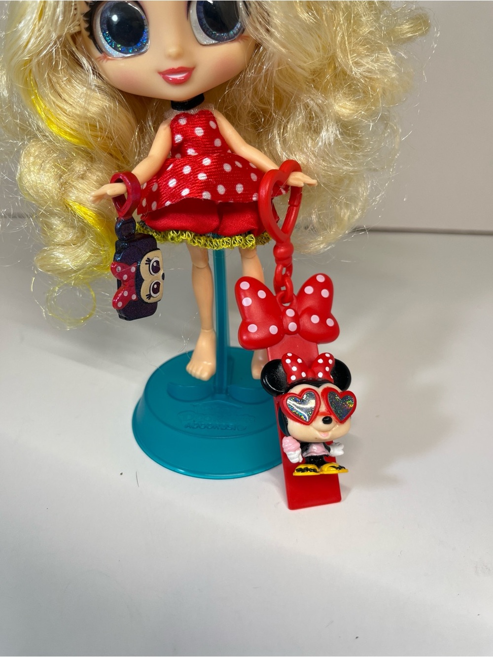 Disney Doorables Minnie Mouse Zoe Superfan Doll 2023 Adoorbs Classic Crew Chain - Picture 2 of 12